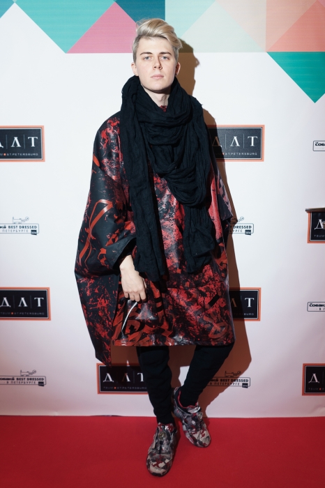 Покрас Лампас в своем авторском дождевике, шарфе Barbara i Gongini и кроссовках Puma Trapstar Disc Blaze Camo