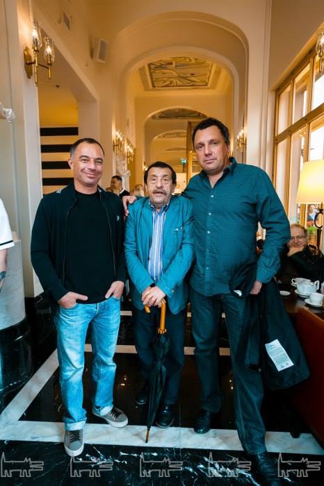 Художник Анатолий Белкин (в центре)