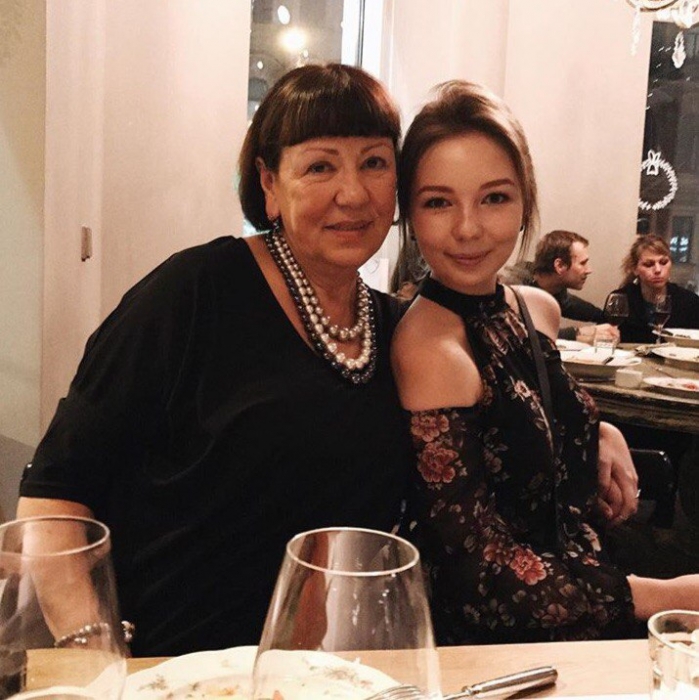 Дочь Сергея Шнурова Серафима с бабушкой на праздновании юбилея знакомства Сергея и Матильды
