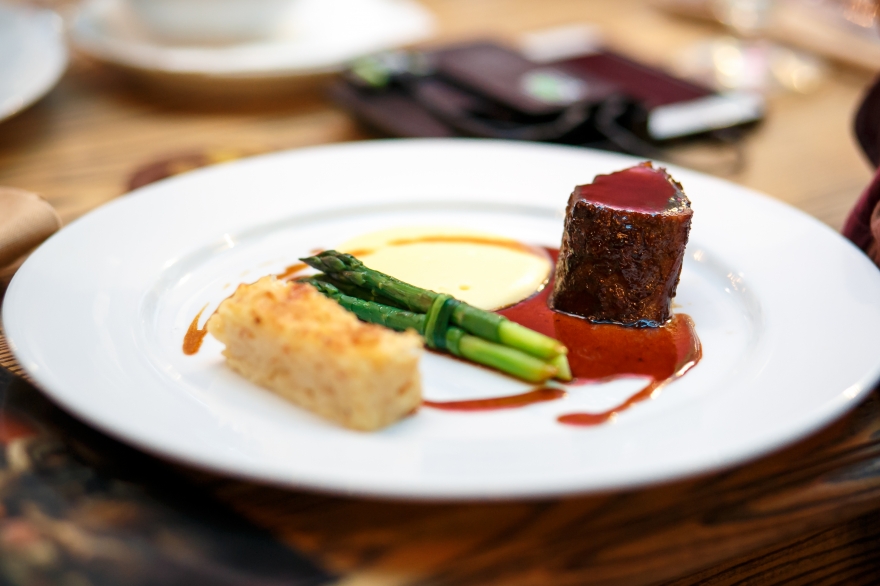 Филе телятины с сельдереевым тартом, спаржей и картофельным кремом с белым трюфелем.