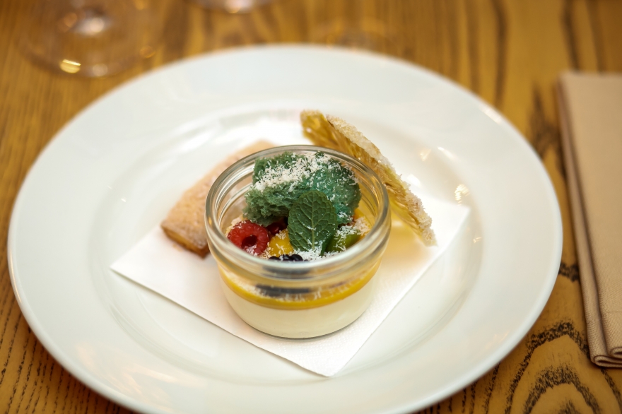 Бланманже с соусом из манго и маракуйи.