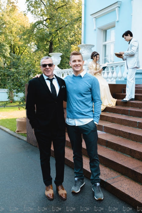 Актер Андрей Ургант (слева)