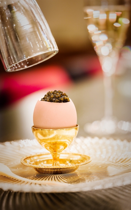 Яйцо с черной икрой в Grand Hotel Europe