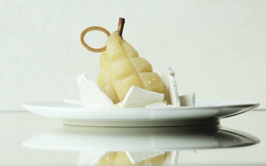 Груша сорта "Лимонка" в глинтвейне с кремом из лимона и меренгой с кардамоном в "Кококо"