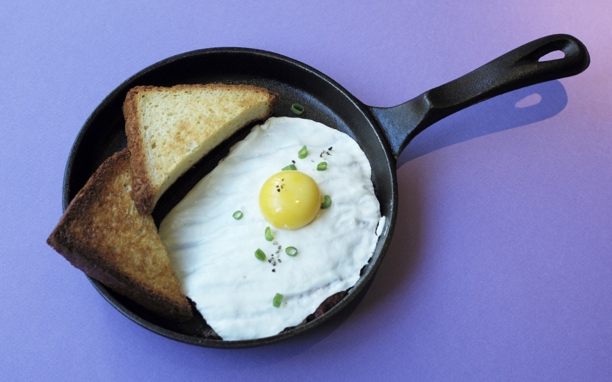 Тартар из говяжьей вырезки с мягким козьим сыром в "Кококо"