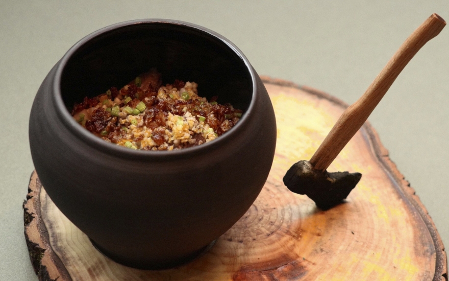 "Каша из топора". Зелёная гречка с белыми грибами, томлёными говяжьими щёчками и топором из масла в "Кококо"