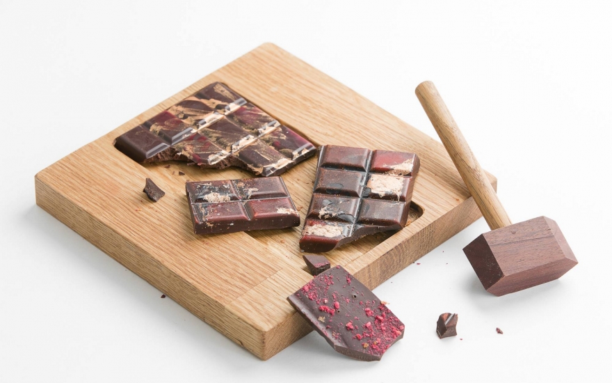 Плитка черного шоколада с корнем солодки и сублимированной малиной в Erarta Cafe