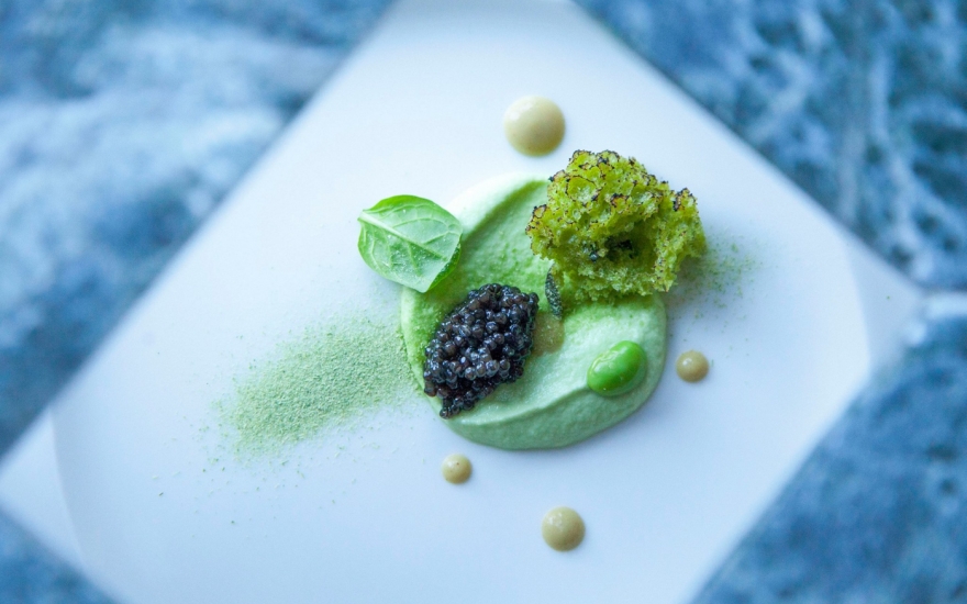Бриошь из шпината с черной икрой и кремом из эдамаме в EM