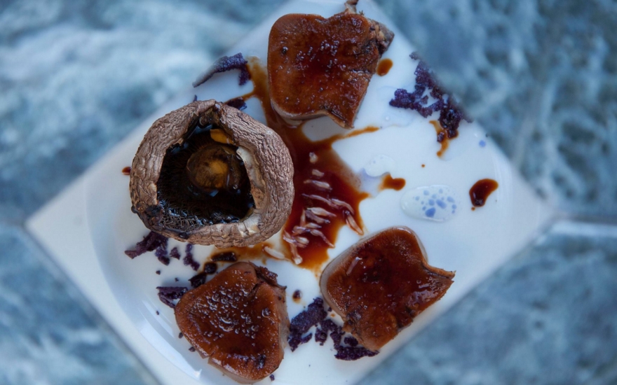 Говяжий язык с печеным портобелло и чипсами из синего чая в EM