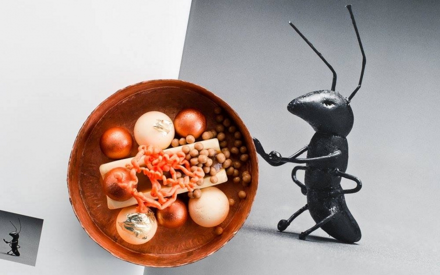 Композиция №8 (облепиховый курд, облепиховый крем, карамельный чизкейк) в Erarta Cafe