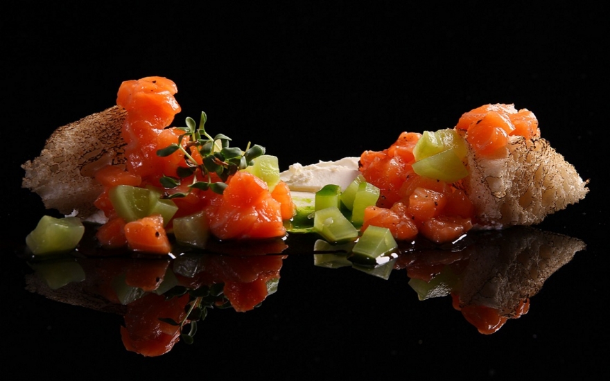 Тартар из форели с компрессированным огурцом в Four Hands