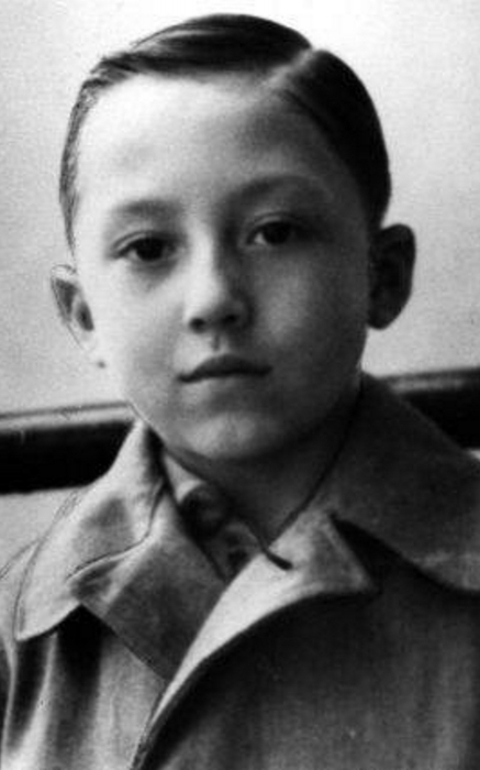 Сын офицера Миша Шемякин рос в Восточной Германии, где служил его отец после войны.