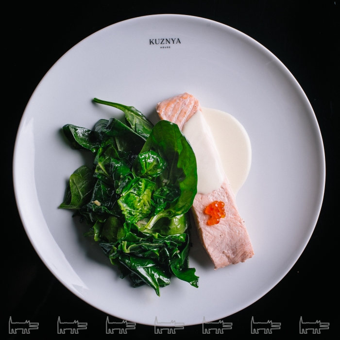 Лосось со сливочным соусом из шампанского и шпинатом