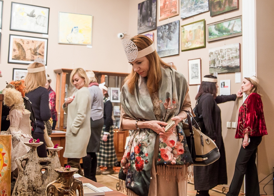 Пятница-воскресенье, 23-25 декабря В Казанской Ратуше - смена экспозиции: выставка «Жизнь Деда Мороза в Казани», работы более 30 местных авторов. Они