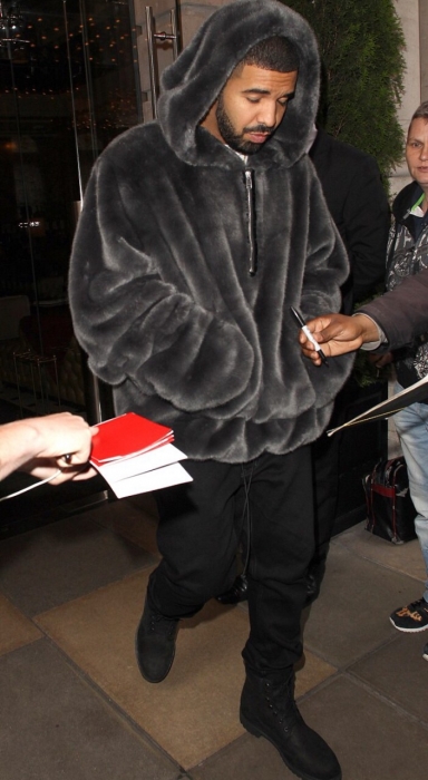 Drake в шубе Fenty x Puma