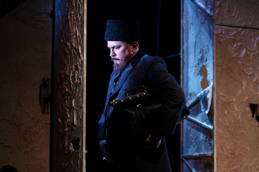 Вторник, 27 декабря Главный режиссер Омского академического театра драмы спустя одиннадцать лет поставил в Камаловском спектакль - на этот раз