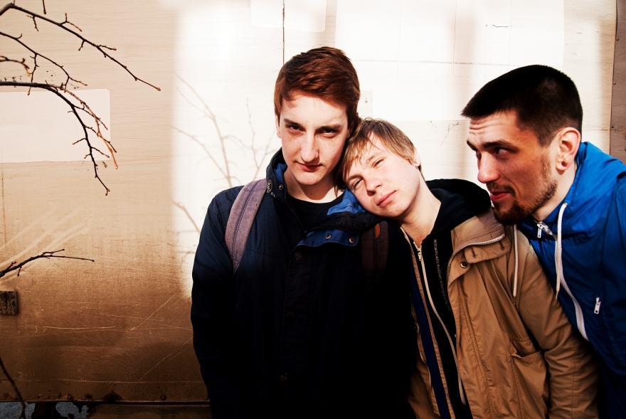 Пятница, 30 декабря На фоне нашествия кавер-бэндов гитарное трио Harajiev Smokes Virginia продолжает держаться на плаву, стабильно собирая толпы в