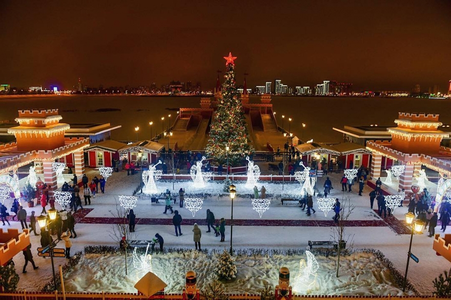 Суббота-воскресенье, 31 декабря - 8 января Сказочный городок на .Кремлевской набережной стал больше, а каток - длиннее. Теперь здесь есть не только