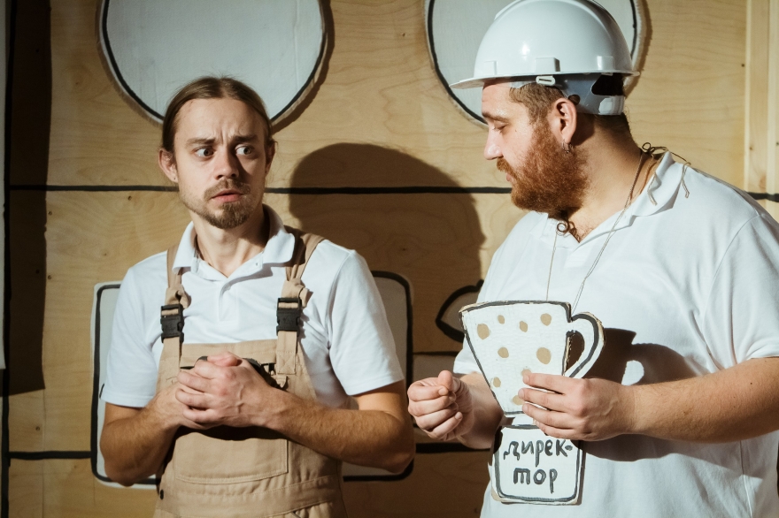 Понедельник-суббота, 2-7 января «Угол» продолжает показывать новогоднюю версию спектакля «Дети и эти» по рассказам Григория Остера. Но основа