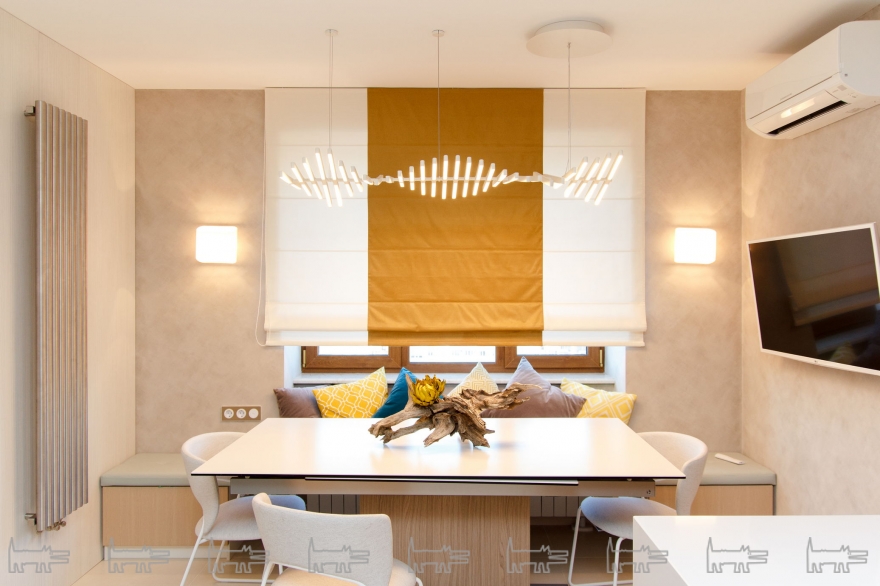 В столовой зоне кухни решили установить дополнительный радиатор из нержавеющей стали, который несет в себе также и декоративную функцию, украшая