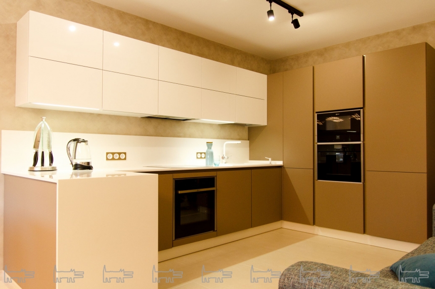 Итальянская кухня Miton с белыми глянцевыми и матовыми серо-коричневыми фасадами, техника для кухни Neff и мойка со смесителем Artekey были заказаны в