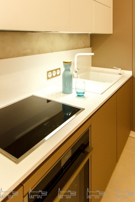 Особым пожеланием хозяина было наличие мягкой зоны на кухне, чтобы, вернувшись вечером домой, он мог делиться дневными новостями с супругой, сидя на