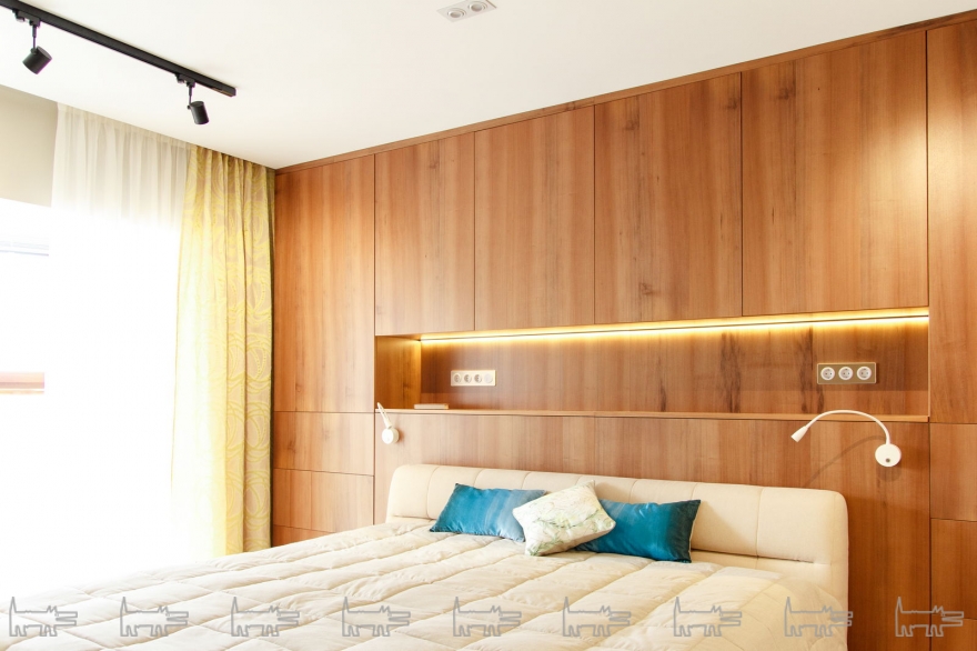 Необычная конструкция этого шкафа не только позволяет по максимуму использовать пространство для хранения вещей, но и заменяет собой прикроватные