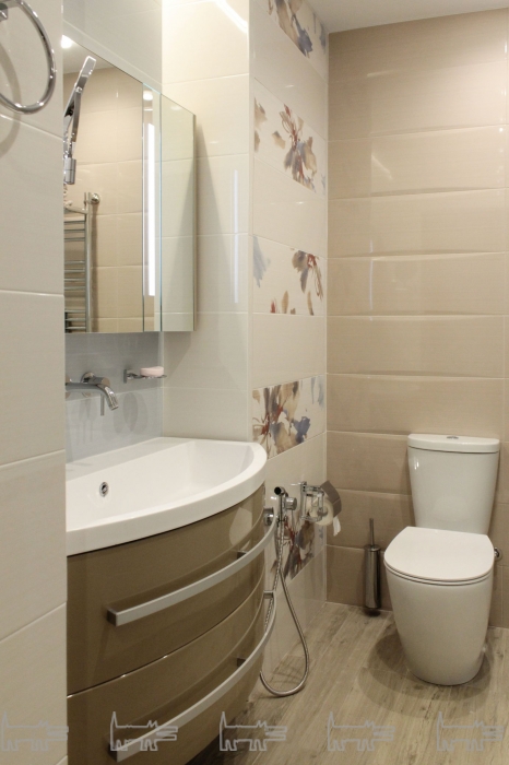 Для отделки большой ванной комнаты использована плитка Gardenia Orchidea Linear, малой – плитка Piemme Valentino Satin, все – из салона плитки и