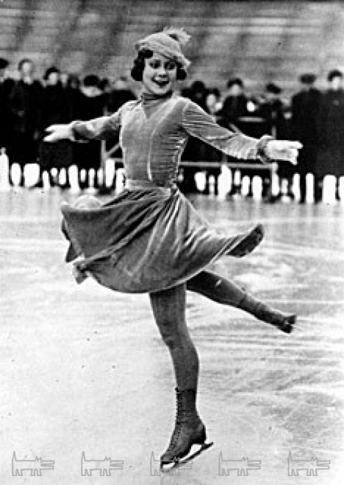 Норвежка Соня Хени ввела балетную хореографию в программы и стала родоначальницей коротких юбок фигуристок.