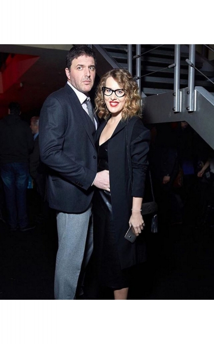 Ксения шутит, что Максим Виторган по привычке держит ее за живот