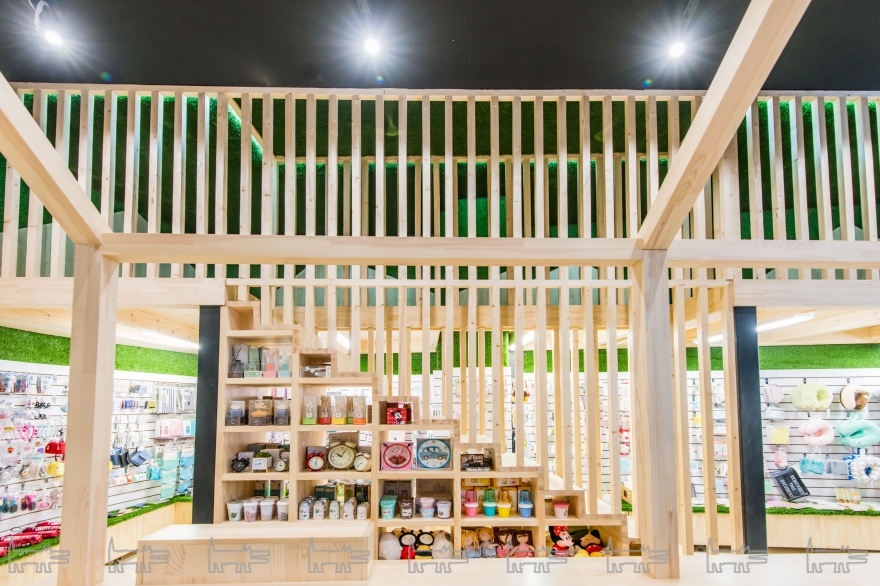 Мебель из дерева натурального оттенка предельно проста и не отвлекает покупателя, позволяя ему внимательно изучить все предложения, следуя от одного