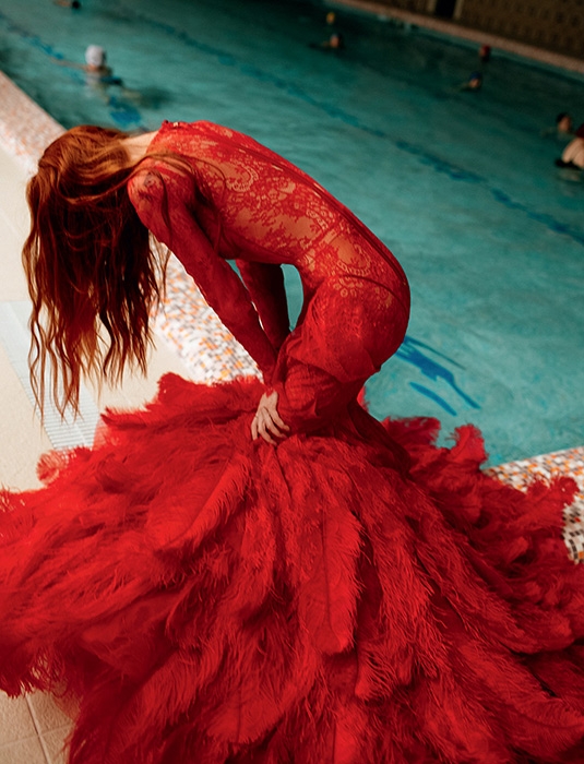 Стилист и телеведущая Саша Федорова в платье Ольги Маляровой, финалистки конкурса «Новые имена в дизайне»-2015