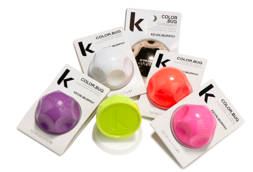 Пигмент лучше зафиксируется, если наносить color. bug на слегка увлажненные моделирующим муссом или спреем пряди.