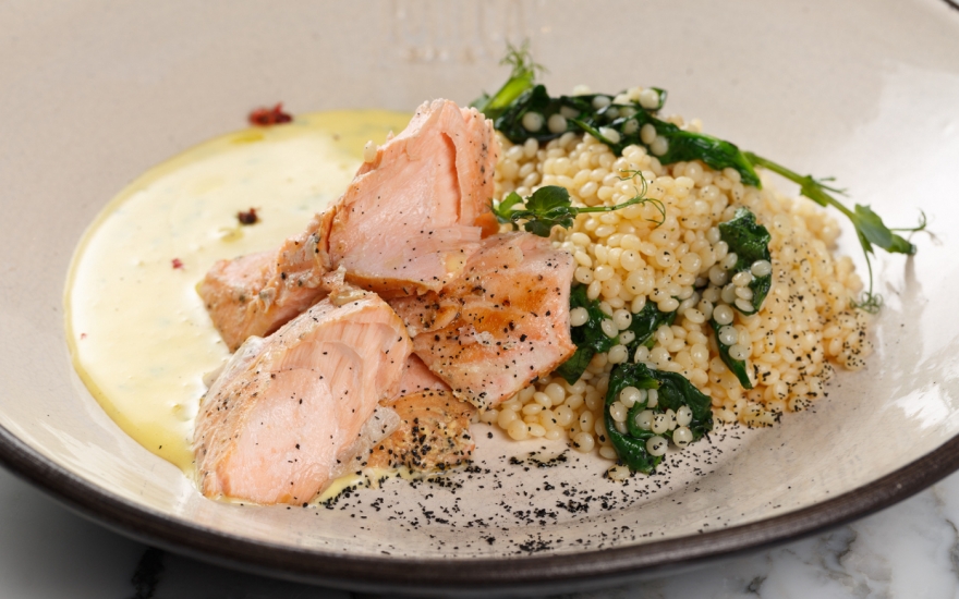 Копчёный лосось с птитимом