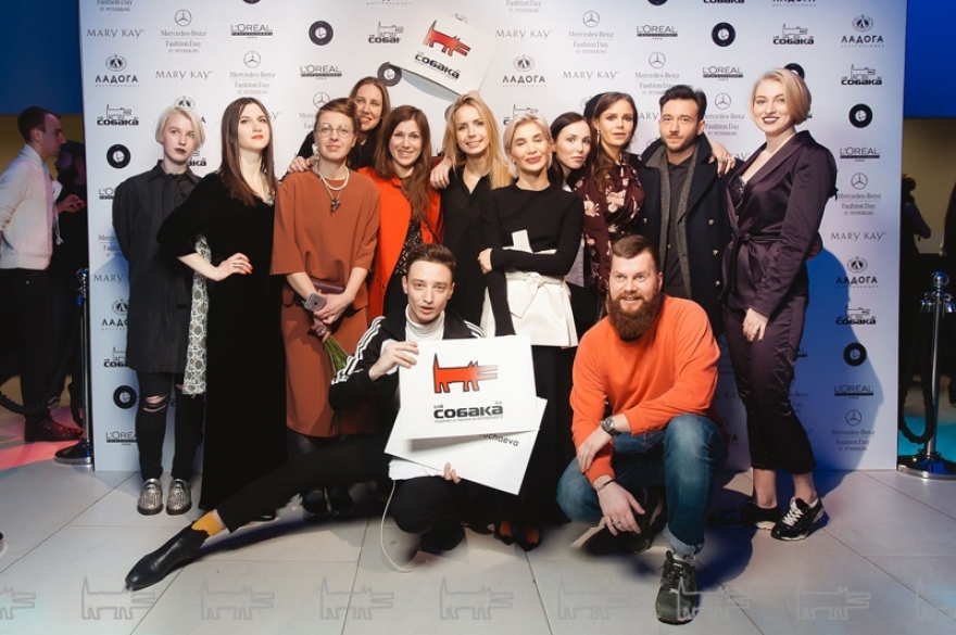 Главный редактор «Собака.ru» с финалистами конкурса «Новые имена в дизайне 2016» и моделями-знаменитостями, которые участвовали в итоговом шоу