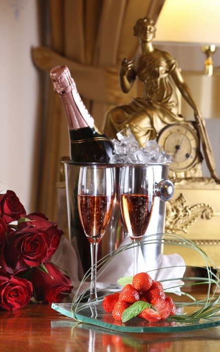 Шампанское и розы 88 глава. Цветы и шампанское. Шампанское романтика. Цветы шампанское клубника. Красивый тортик шампанское.