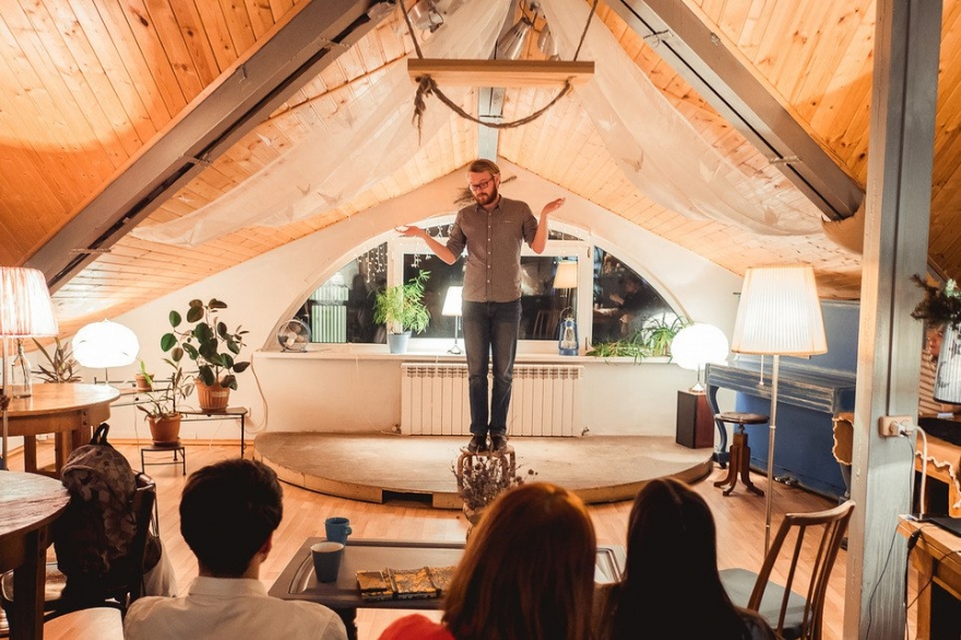 Среда, 15 февраля «Циферблат» предлагает поностальгировать и вернуться в детство, когда мы читали стихи, встав на табуретку. Грядет случай, когда