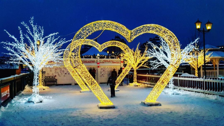 Понедельник-пятница, 13-17 февраля Ко Дню Св. Валентина обновилась Кремлевская набережная - новогодние декорации сменили Аллея Влюблённых, стена