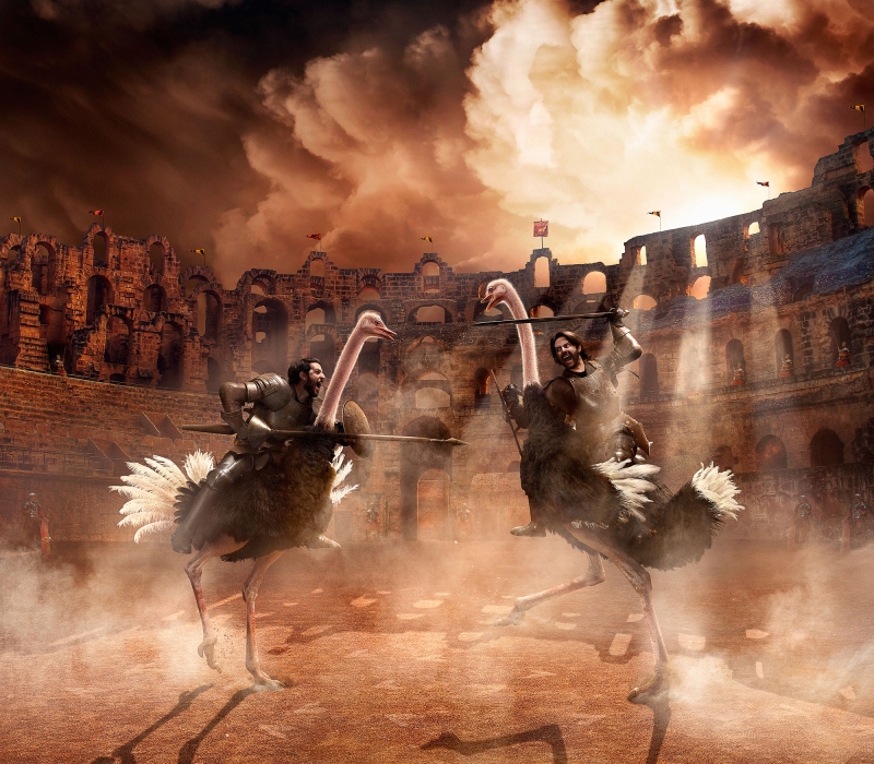 На фото – два креативных директора агентства Jam 3, имитирующие процесс брейнсторминга