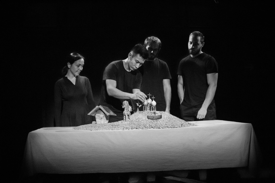 Пятница, 17 февраля «Угол» покажет спектакль «Единственный берег» в новом актёрском составе. Вместо Анатолия Малыхина, который присоединился к