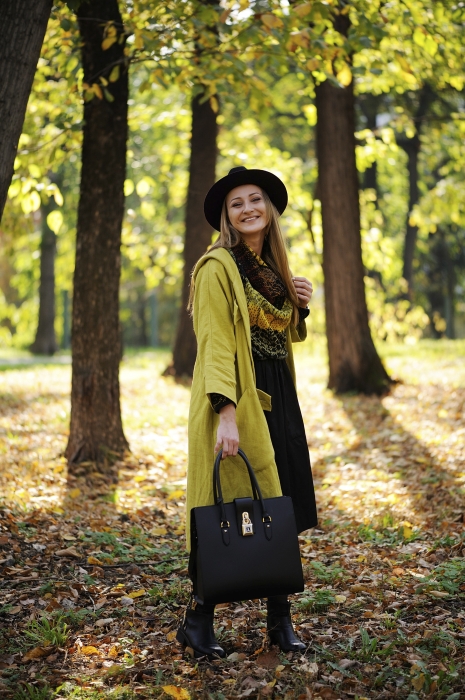 Анжела Сердобольская Востребованный графический дизайнер больше всего любит носить юбки, хотя и брюками не брезгует. Предпочитает льняные и хлопковые