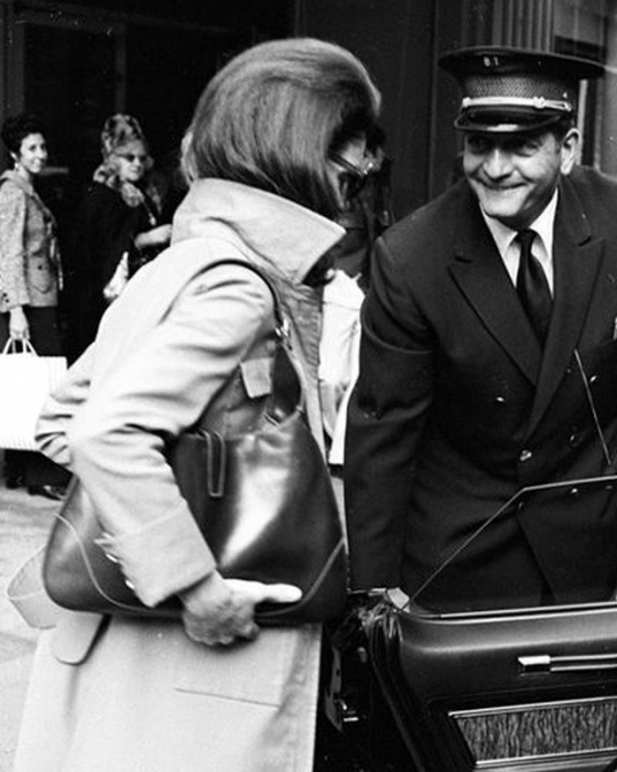 Жаклин с сумкой Jackie-O Gucci