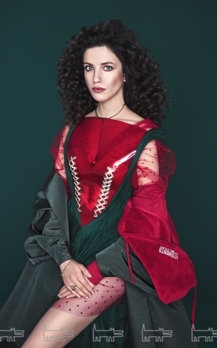 Блуза и платье Sorry, I'm not, пальто Cyrille Gassiline, худи Vetements x Juicy Couture, ожерелье, браслет и кольцо Louis Vuitton