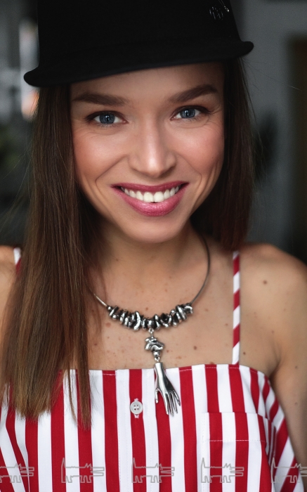 На Еке Хаски: кепка Maison Michel, блуза Balenciaga (все — ДЛТ), колье Sergio Bustamante (Галерея Sergio Bustamante) Макияж Clarins: BB-флюид