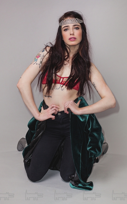 На Марии Дризик: жакет So Number One (So Number One), бюстгальтер My Dear Petra, ожерелье, надетое как повязка, — «22.13» (все — 2213gift.ru), брюки