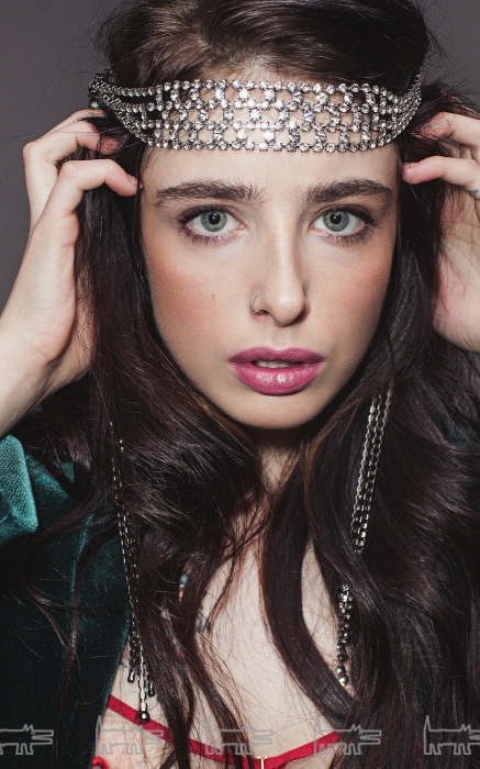 На Марии Дризик: жакет So Number One (So Number One), бюстгальтер My Dear Petra, ожерелье, надетое как повязка, — «22.13» (все — 2213gift.ru), брюки