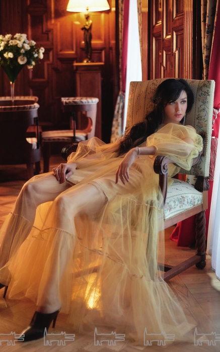 На Любови Андреевой: платье So Number One (So Number One), мюли Balenciaga (ДЛТ), серьги и браслет «Смоленские бриллианты» («Смоленские бриллианты»)