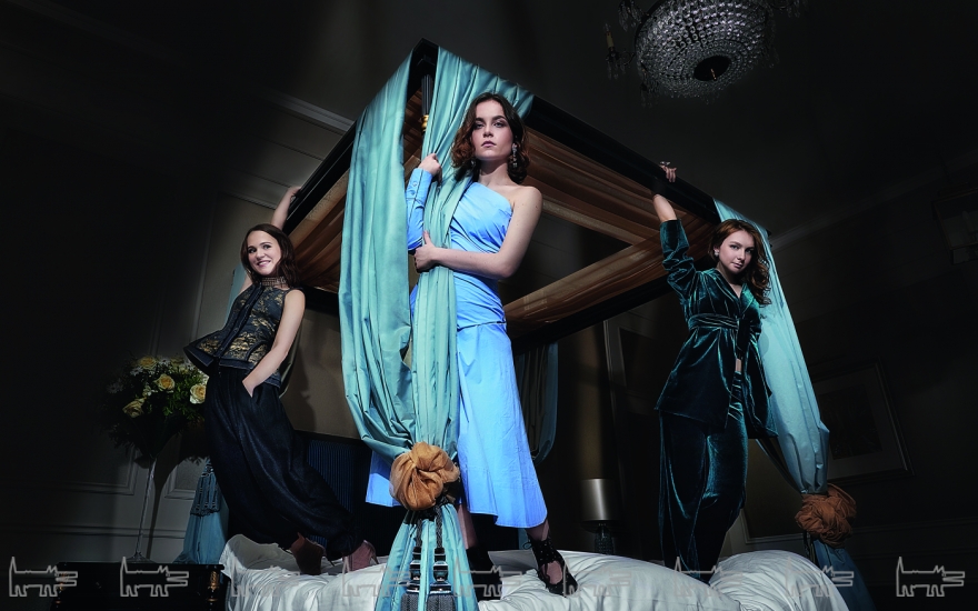 На Анне Блиновой: топ Mary Katrantzou, туфли Dolce & Gabbana, серьги Mercury, колье Mimi (все — ДЛТ), брюки Dress Up Hero (Dress Up Hero) Макияж