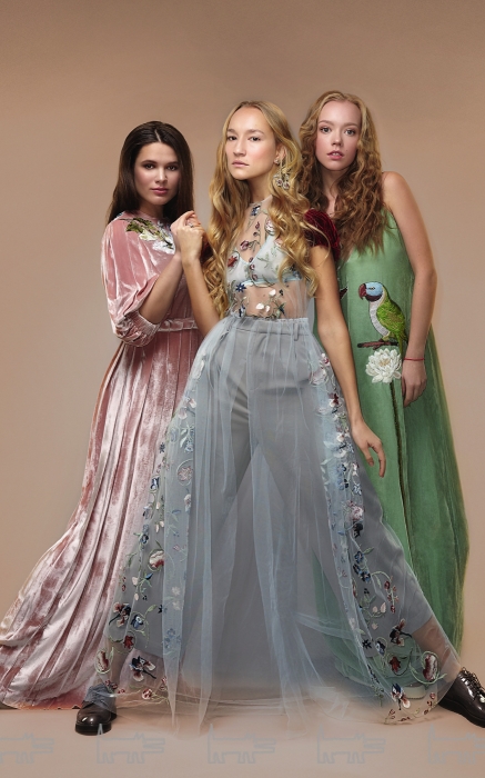 На Нине Малышевой: платье Tatyana Parfionova (Tatyana Parfionova) Макияж Clarins: тональный крем Skin Illusion; консилер Instant Concealer; набор для