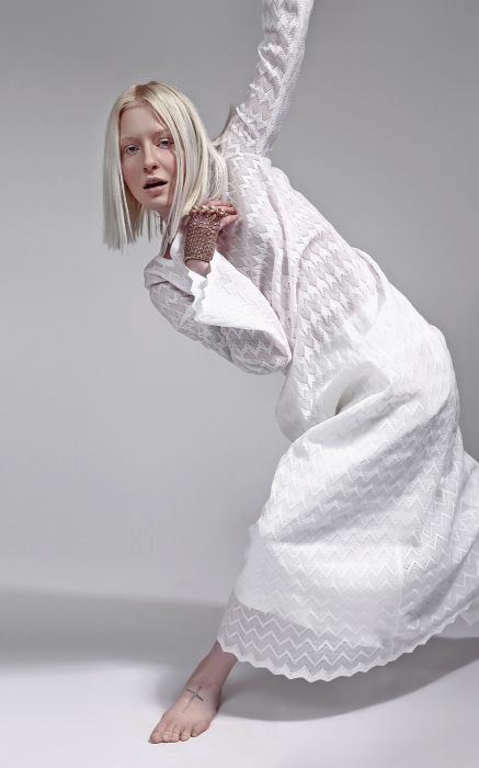 Так как оверсайзовые вещи деформируют очертания фигуры, носите их из слегка прозрачных тканей — и считайте себя акциониста. На Тосе: платье Alaia